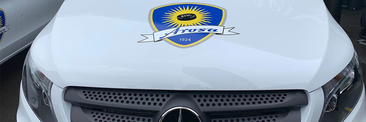 Bildausschnitt Motorhaube Bus mit Logo EHC Arosa