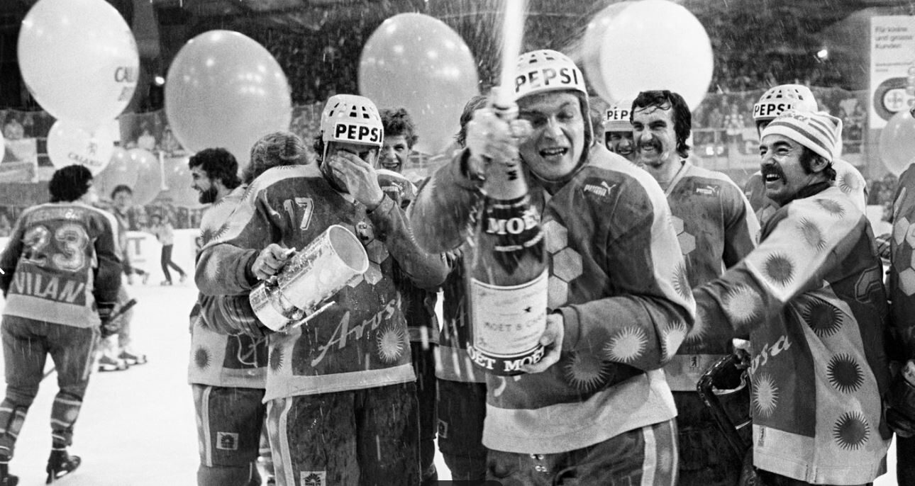 1982 gewinnt der EHC Arosa in der zweitletzten Runde in Davos und wird zum 9. Mal Schweizer Meister