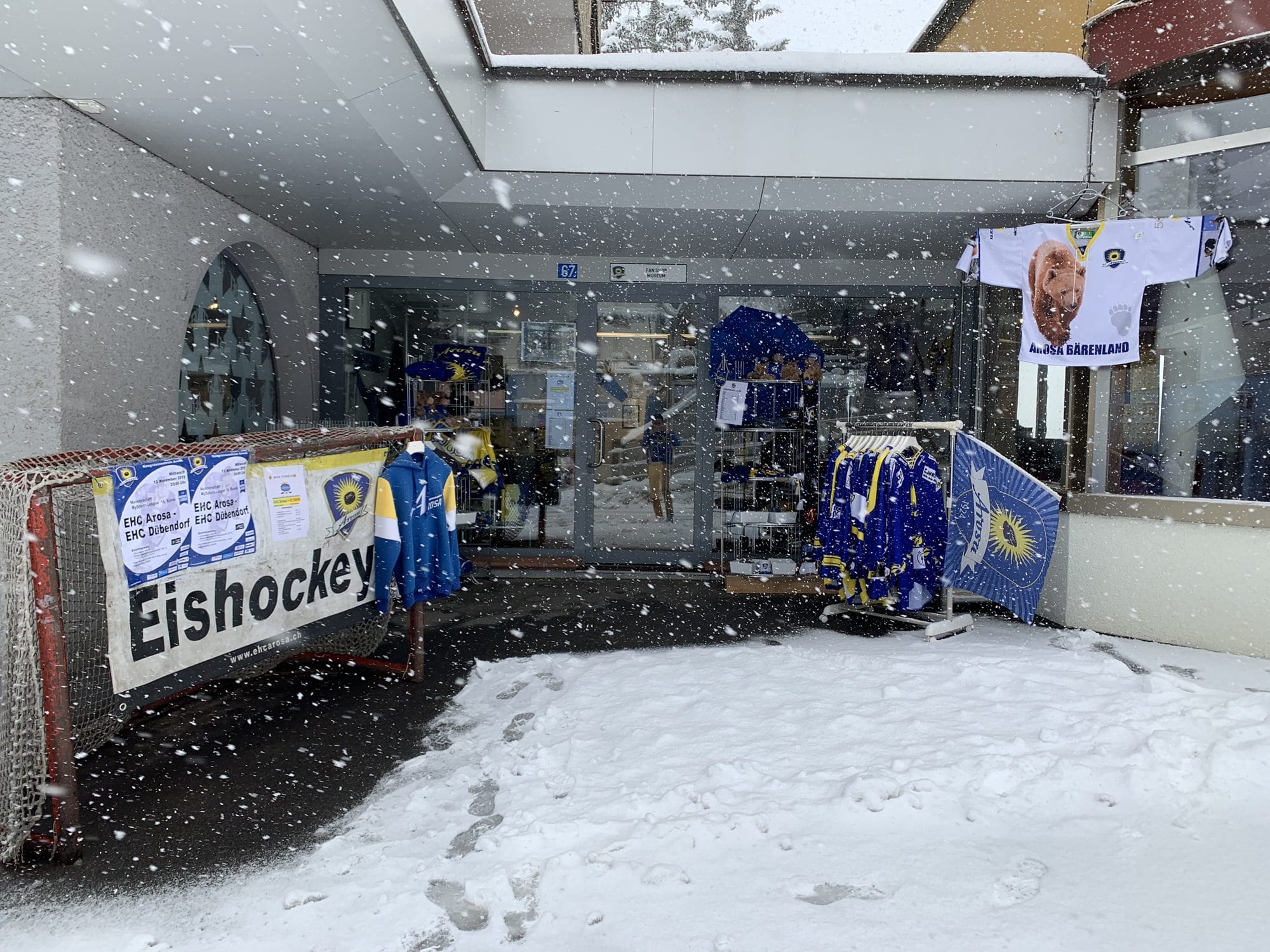In Arosa schneits gehörig. Auch der EHC Arosa-Fanshop wird eingeschneit.