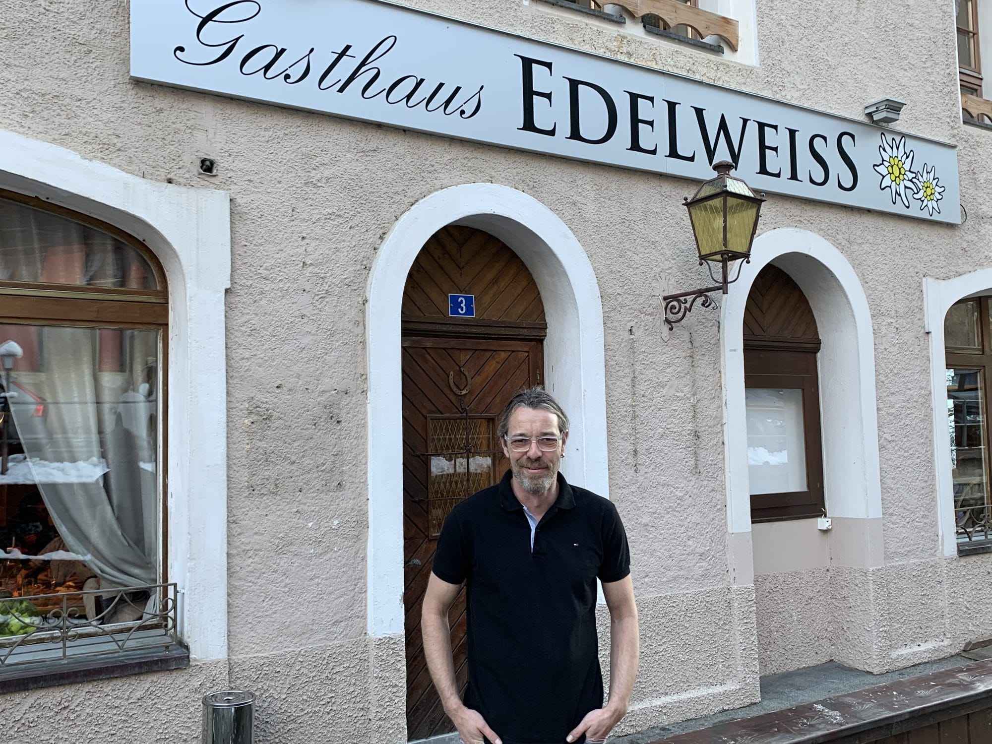 Thomas Geson vor seinem Gasthaus Edelweiss.