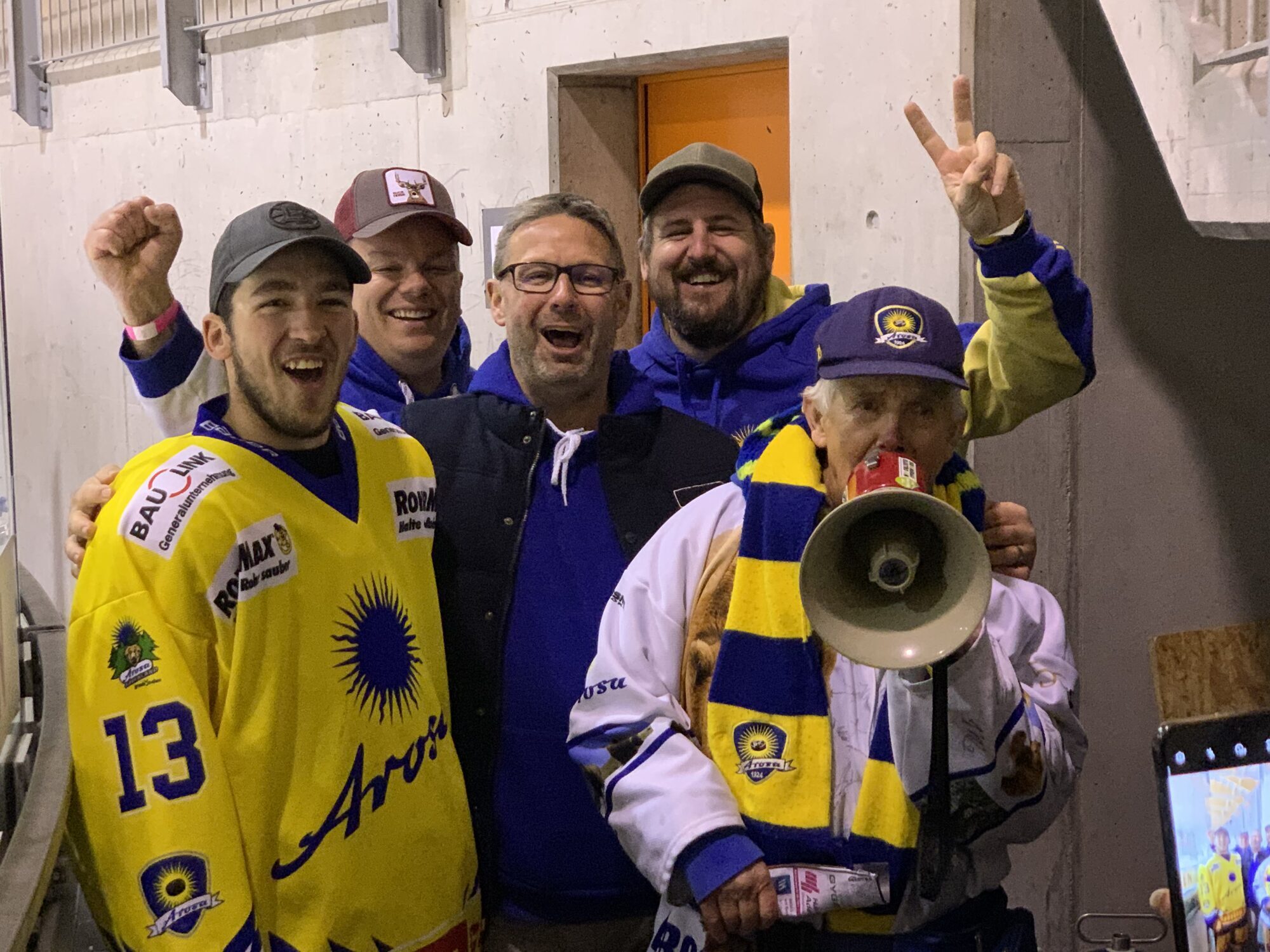 EH Arosa-Verteidiger Mike Kunz und EHC Arosa-Fans in Adelboden nach dem Match