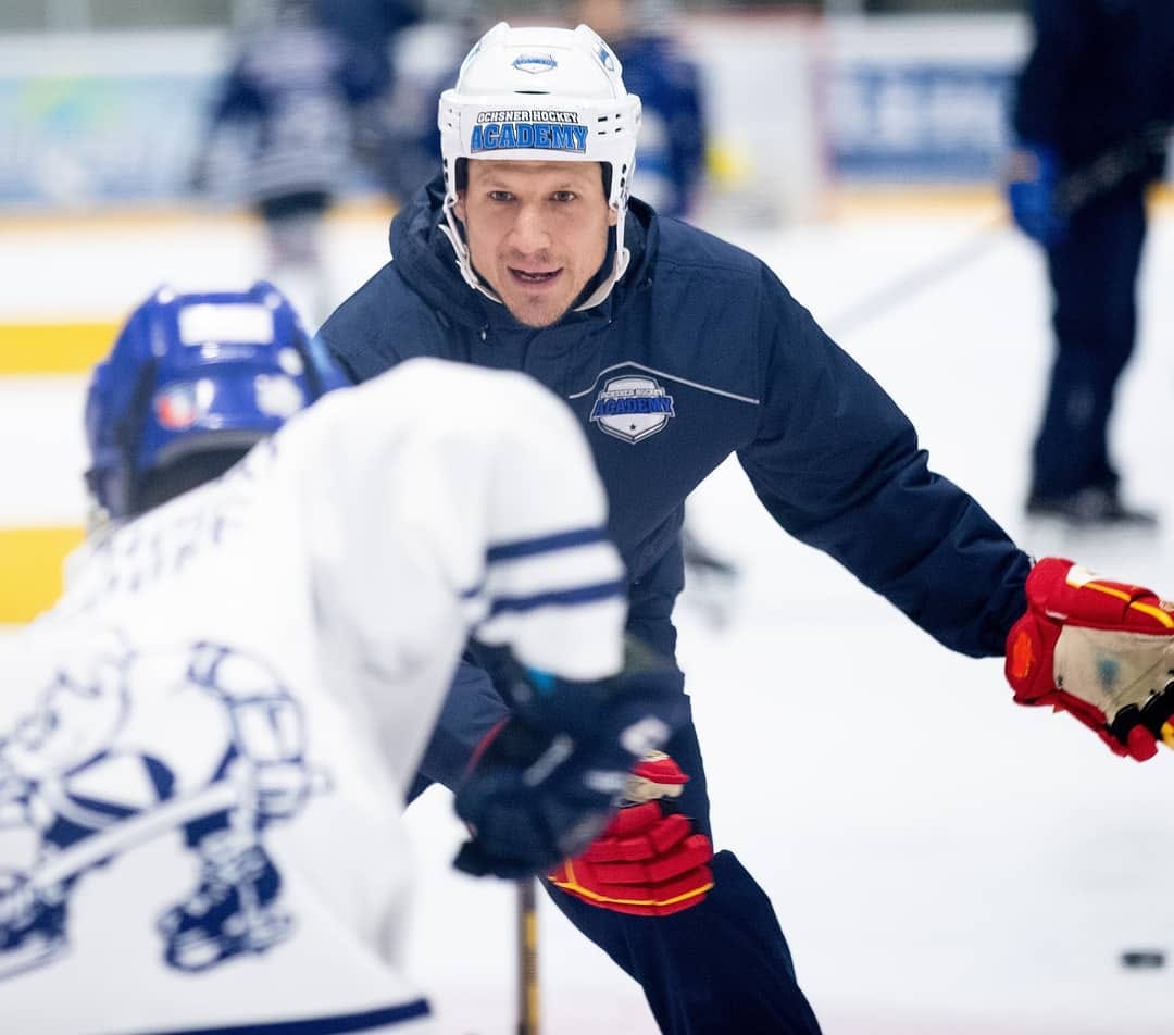 Eishockey-Grössen wie Damien Brunner zählen zu den Ausbildnern in den Ochsner Hockey Camps.
