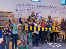 Kim Lindemann in Schule: Ralbau-Abos für Aroser Schüler