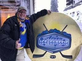 Roland (Säntis) Rüfli, Präsident des EHC Arosa-Fanclub Appenzell mit dem Monster-Puck der Arosa Ice Classic