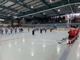 Die beiden Mannschaften während der Schweizer Nationalhymne.