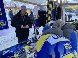 28. Dezember 2019: SCB-Trainer Kari Jalonen kauft am EHC Arosa-Fanartikelstand in der Fanzone der Arosa Ice Classic eine EHC Arosa-Wollmütze. Er ist an diesem Tag der prominenteste Kunde von Rolf und Diana Wirth.