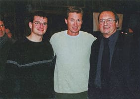 Sacha (links) und Jürg Ochsner mit Wayne Gretzky, dem besten Eishockey-Spieler aller Zeiten.
