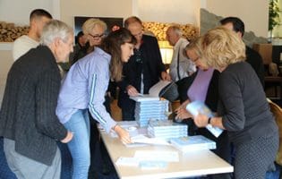 Ueber 100 Leute sind bei der Buch-Vernissage dabei (Foto: Uwe Oster, Aroser Zeitung).