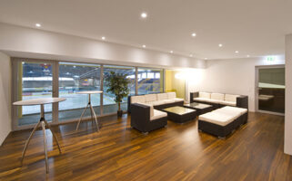 Zwei Lounges bieten Platz für gesellschaftliche Anlässe (Foto Arosa Tourismus).