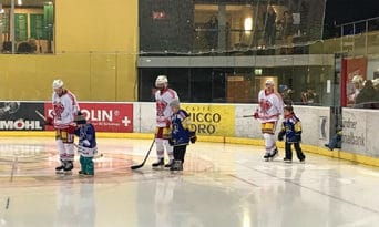 Einlauf der Bieler mit den Hockeyschülern, Bambinis und Piccolos