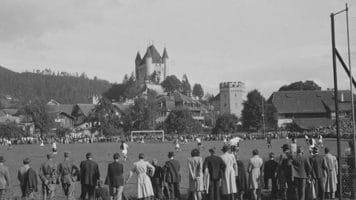 Der Fussballplatz des FC Thun bis 1959, auf dem Areal des heutigen Eishockey-Stadions.