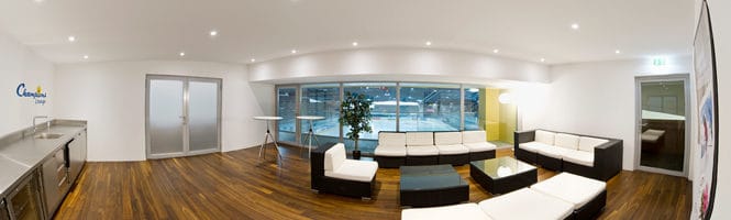 Panorama der Lounge im Sport- und Kongresszentrum Arosa (©: Arosa Tourismus / Nina Mattli)